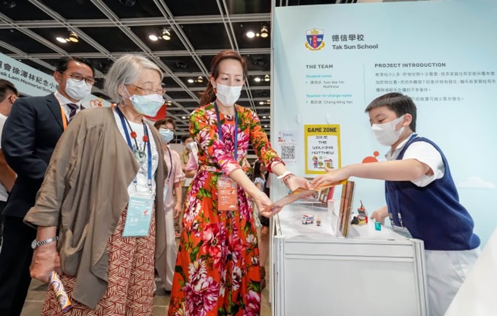 The participants introduced their creative ideas and innovations to Mrs Kao May Wan, Chairman of Charles K Kao Foundation for Alzheimer’s Disease and Ms Nikki Ng, Deputy Chairman of the Hong Kong Innovation Foundation.